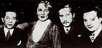 Bei den Dreharbeiten zu "Der blaue Engel": Friedrich Hollaender, Marlene Dietrich, von Sternberg, Peter Kreuder (v.l.)